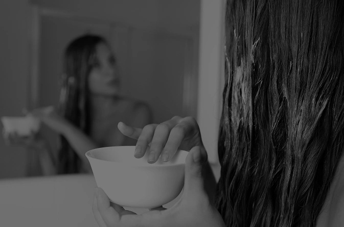 Нанасяне на подхранваща маска върху коса с професионална козметика за дълбока грижа