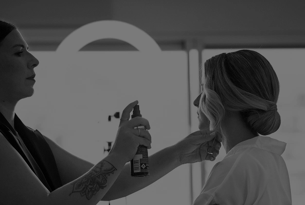 Стилизиране на прическа със спрей от професионална козметика за коса