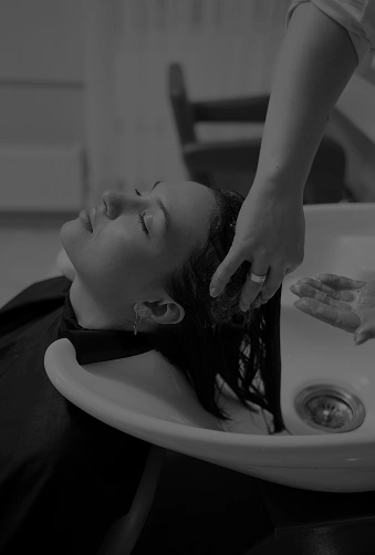 Измиване на коса с професионален шампоан в козметичен салон